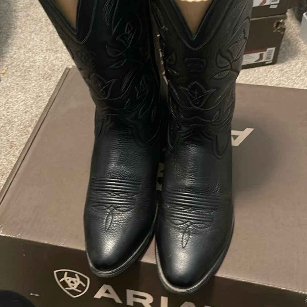 Ariat womens size 8C wester R toe black boot. Used once.